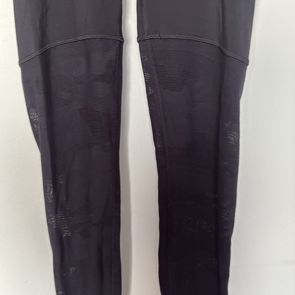 Lululemon leggings size 4 - Picture 3 of 9